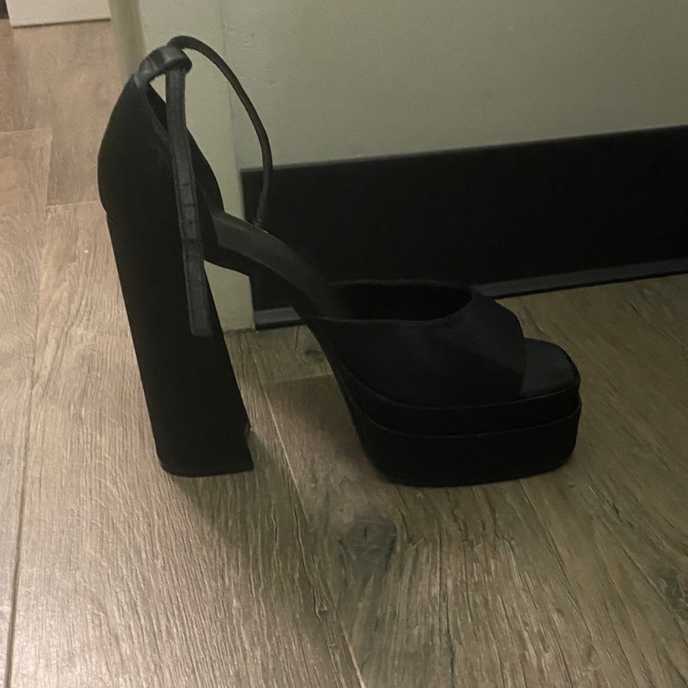 Shoe Dazzle Black Platform Sandals